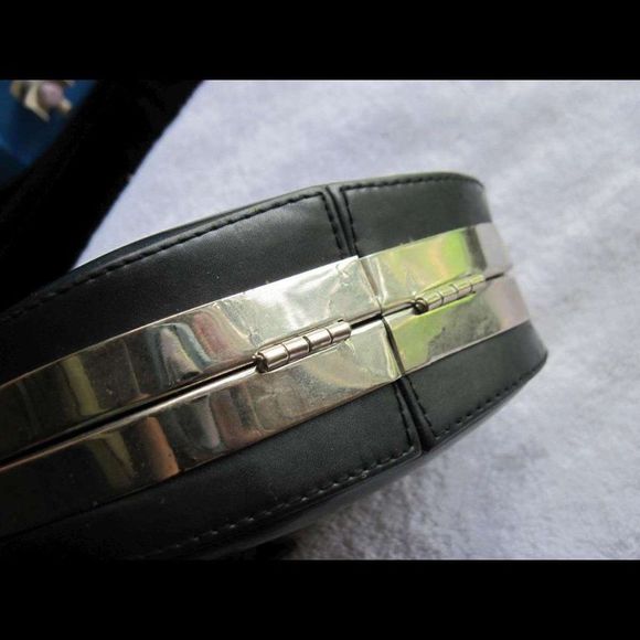 Black Oval FAM*E Purse Handbag Hard Case Bag Body Strap Metal Closure & Trim - Picture 5 of 16